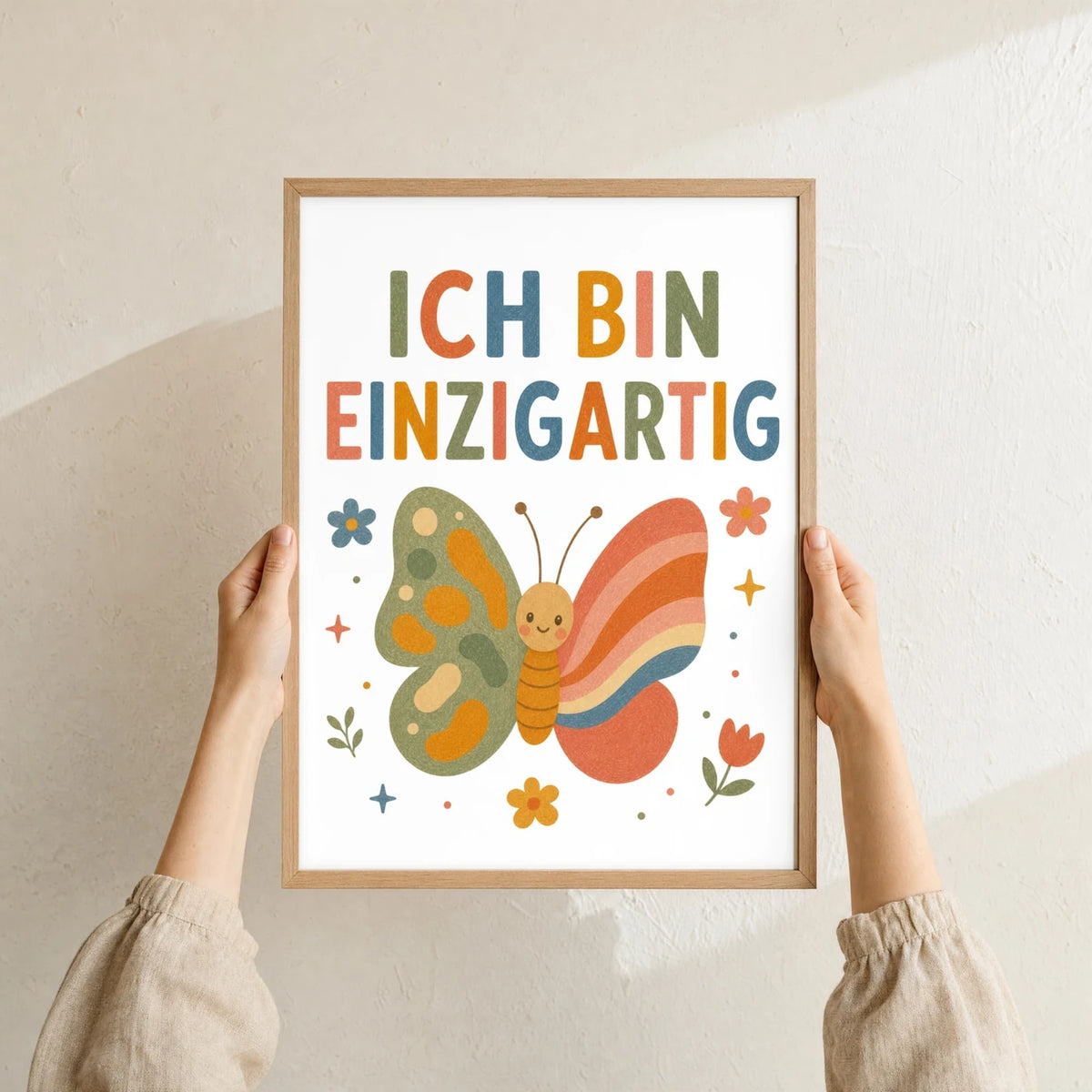 Affirmationsposter „Schmetterling Ich bin ich“ im Holzrahmen in den Händen gehalten – Taufgeschenk und Kinderzimmer Deko