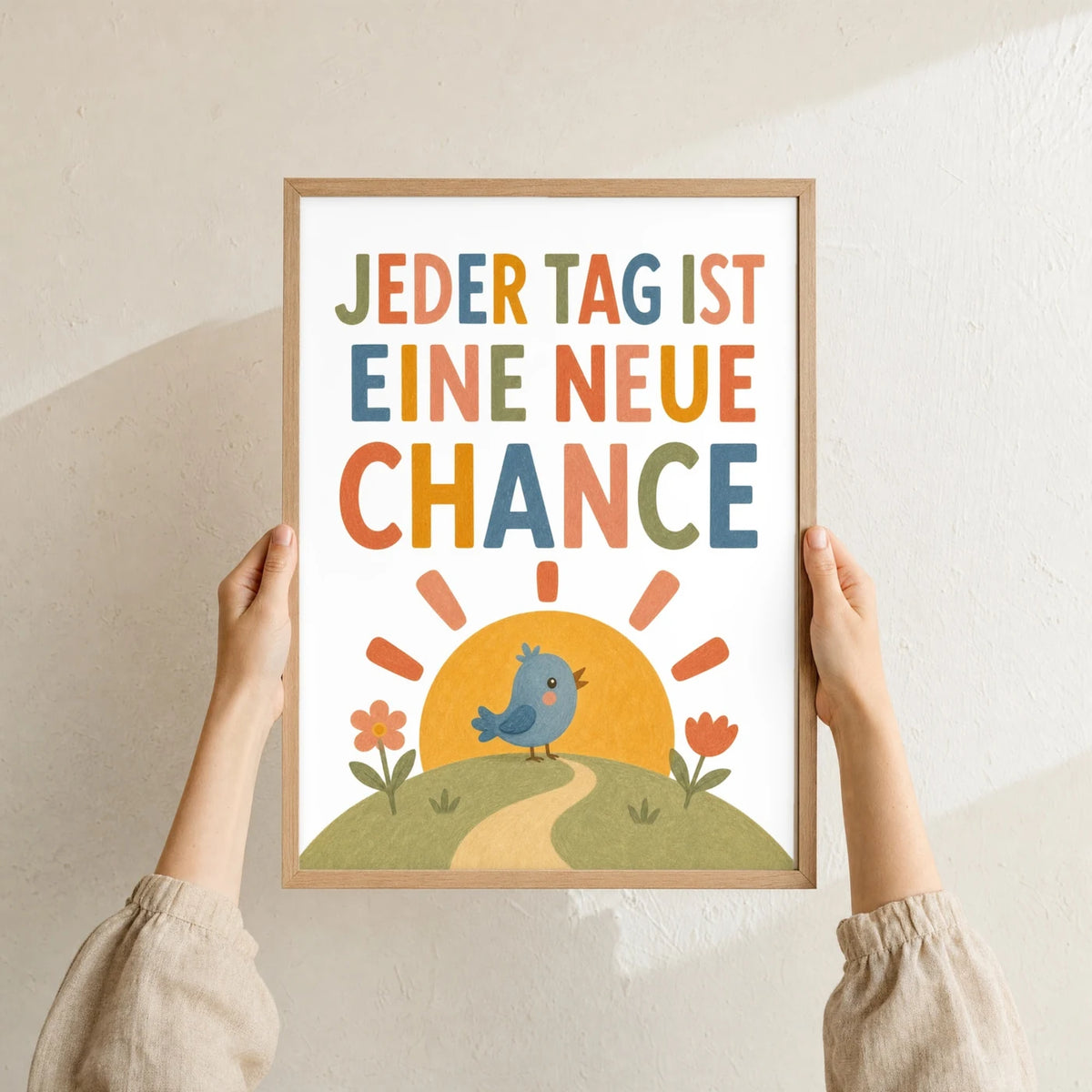 Affirmationsposter „Vogel Jeder Tag neue Chance“ im Holzrahmen in den Händen gehalten – Taufgeschenk und Kinderzimmer Deko