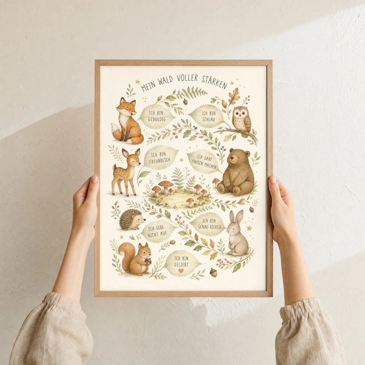 Affirmationsposter „Wald voller Stärken“ im Holzrahmen in den Händen gehalten – Taufgeschenk und Kinderzimmer Deko