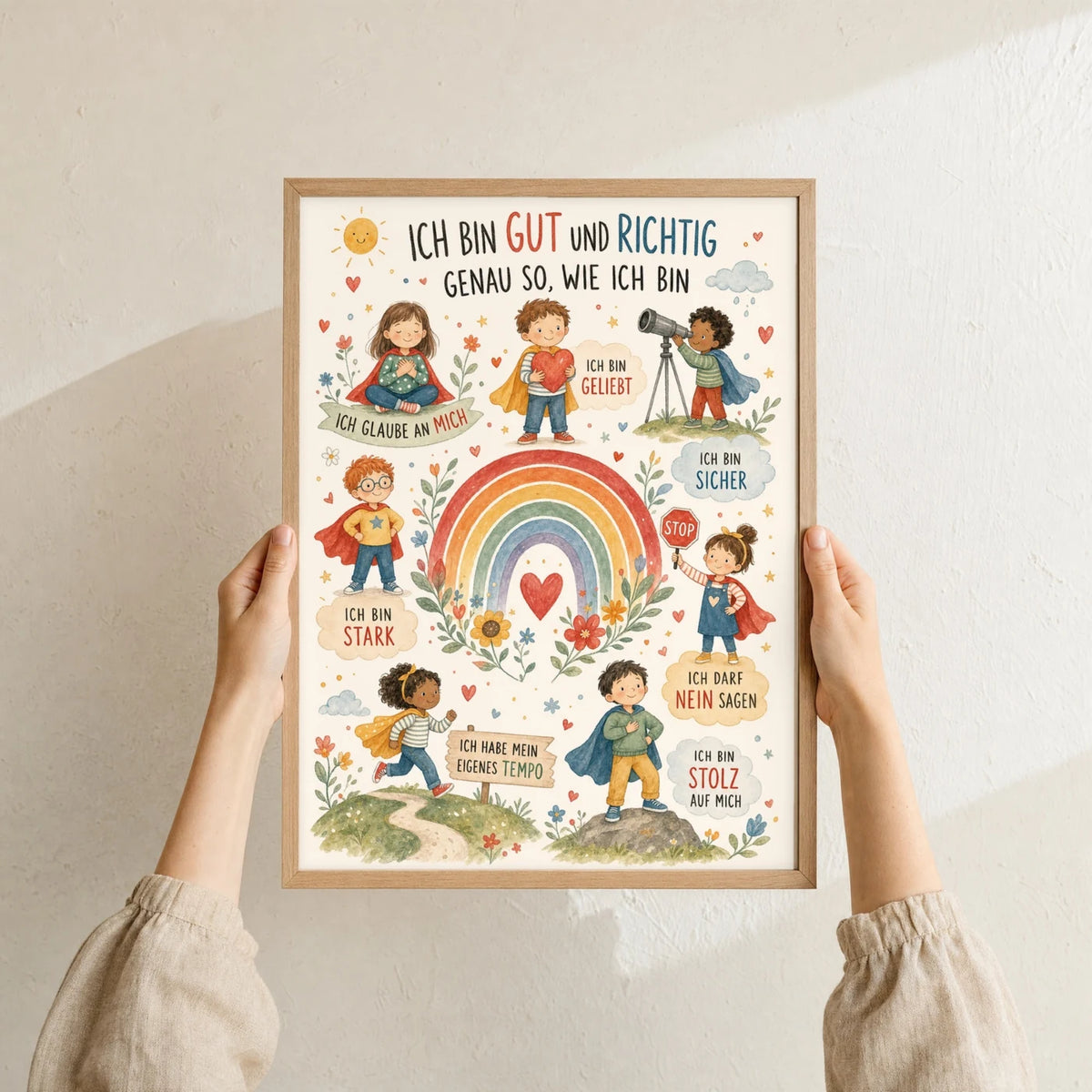 Affirmationsposter „Ich bin gut und richtig“ im Holzrahmen in den Händen gehalten – Taufgeschenk und Kinderzimmer Deko