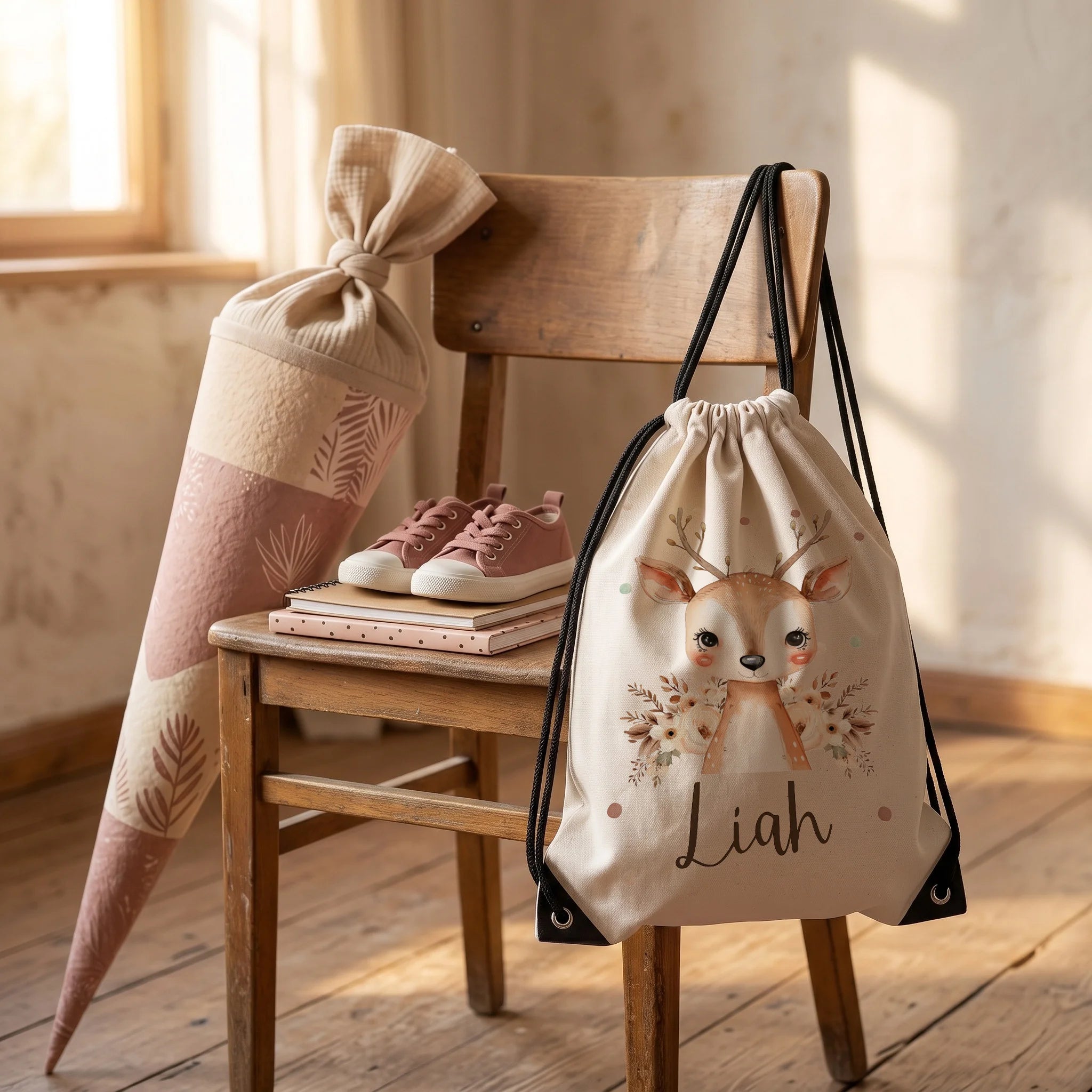 Personalisierter Turnbeutel Baby Reh, Geschenkidee zur Einschulung neben der Schultüte