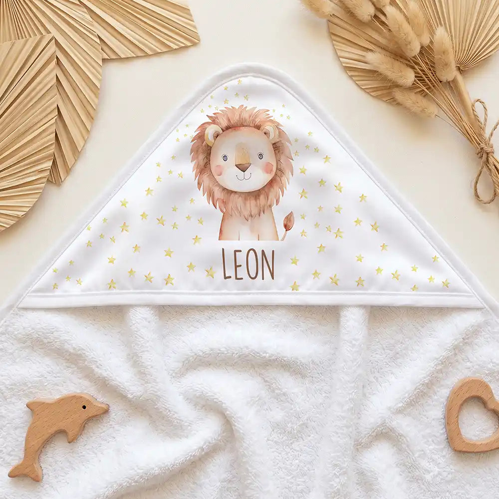 Personalisiertes Kapuzenhandtuch Baby Löwe Sterne – Kapuzen-Detail im Holzspielzeug-Setup
