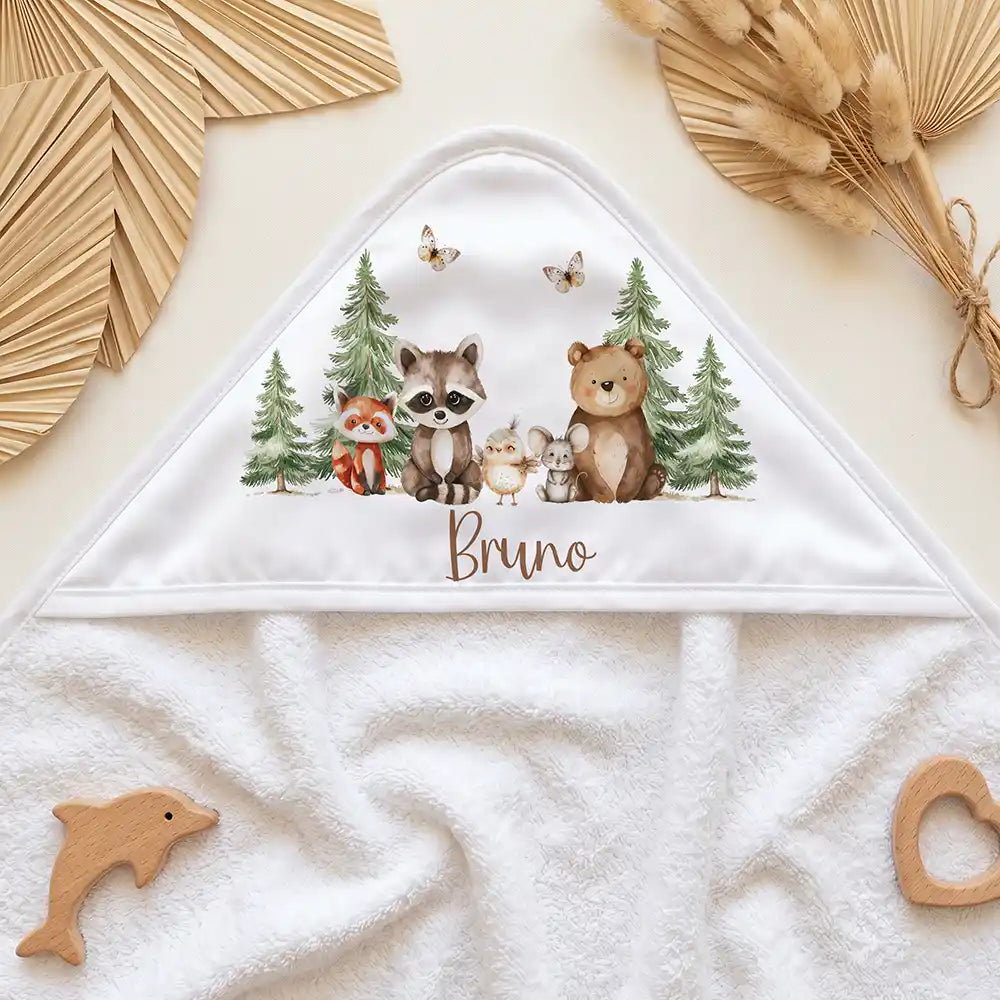 Personalisiertes Kapuzenhandtuch Baby Waldfreunde Bande – Kapuzen-Detail im Holzspielzeug-Setup