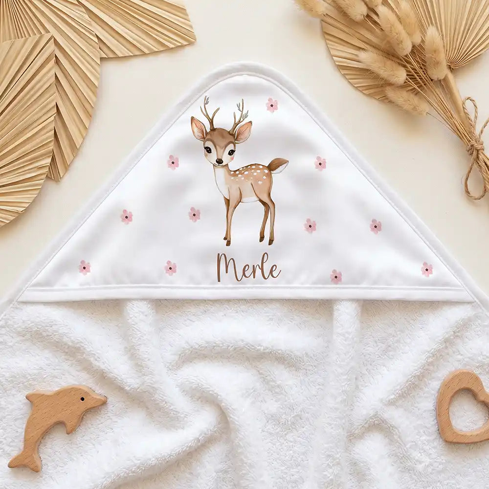 Personalisiertes Kapuzenhandtuch Baby Reh Blüten – Kapuzen-Detail im Holzspielzeug-Setup