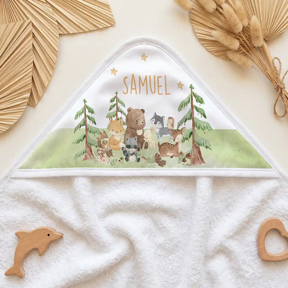 Personalisiertes Kapuzenhandtuch Baby Waldwiese Tiere – Kapuzen-Detail im Holzspielzeug-Setup