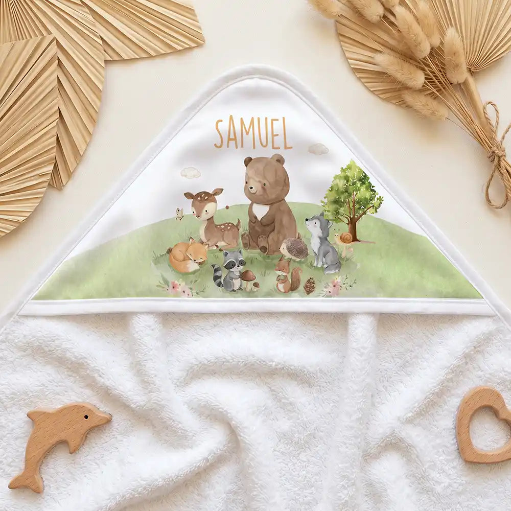 Personalisiertes Kapuzenhandtuch Baby Waldparade – Kapuzen-Detail im Holzspielzeug-Setup