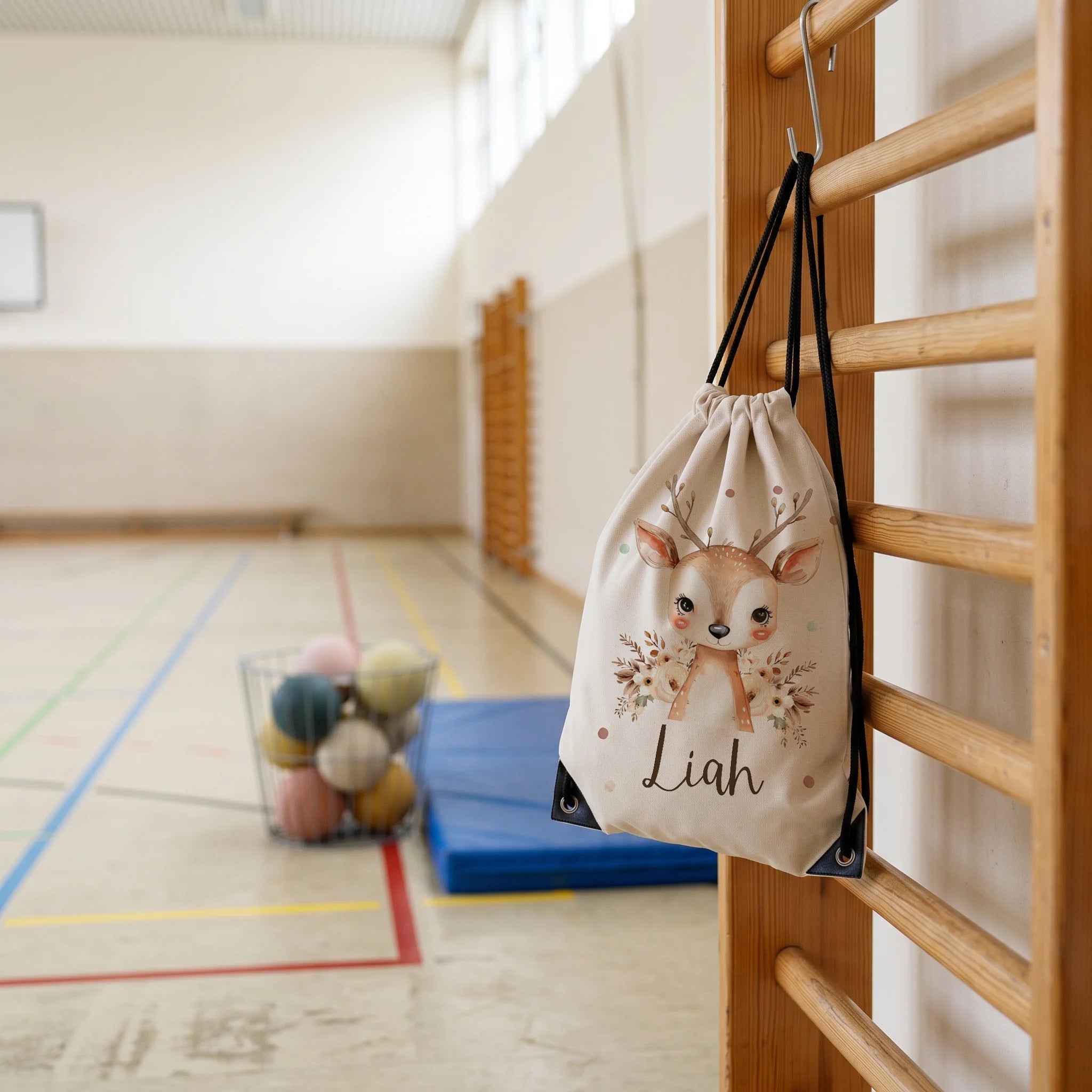Personalisierter Turnbeutel Baby Reh, im Sportunterricht in der Turnhalle