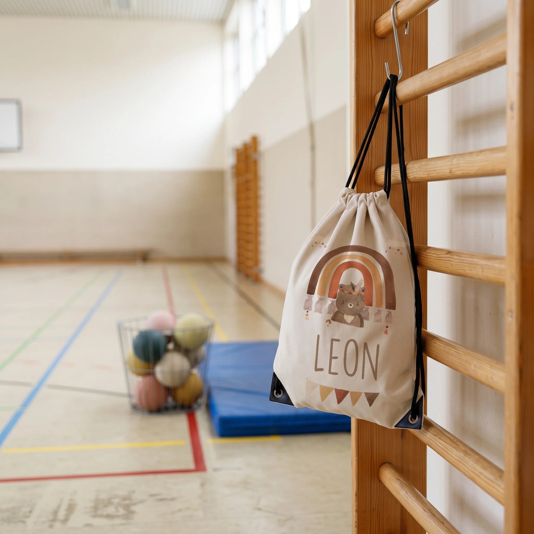 Personalisierter Turnbeutel Boho Bär Regenbogen, im Sportunterricht in der Turnhalle