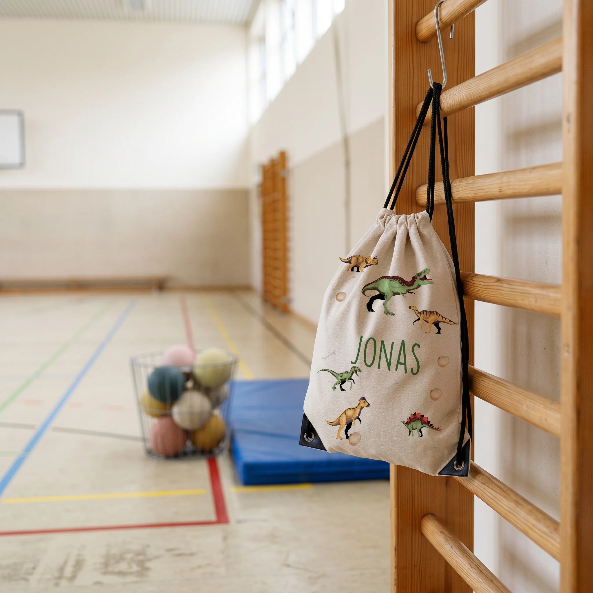 Personalisierter Turnbeutel Dinos, im Sportunterricht in der Turnhalle