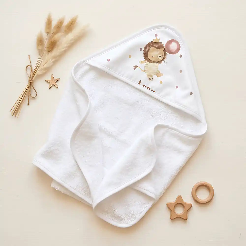 Personalisiertes Kapuzenhandtuch Baby Löwe Geburtstag – Set für Zwillinge im Rattan-Look