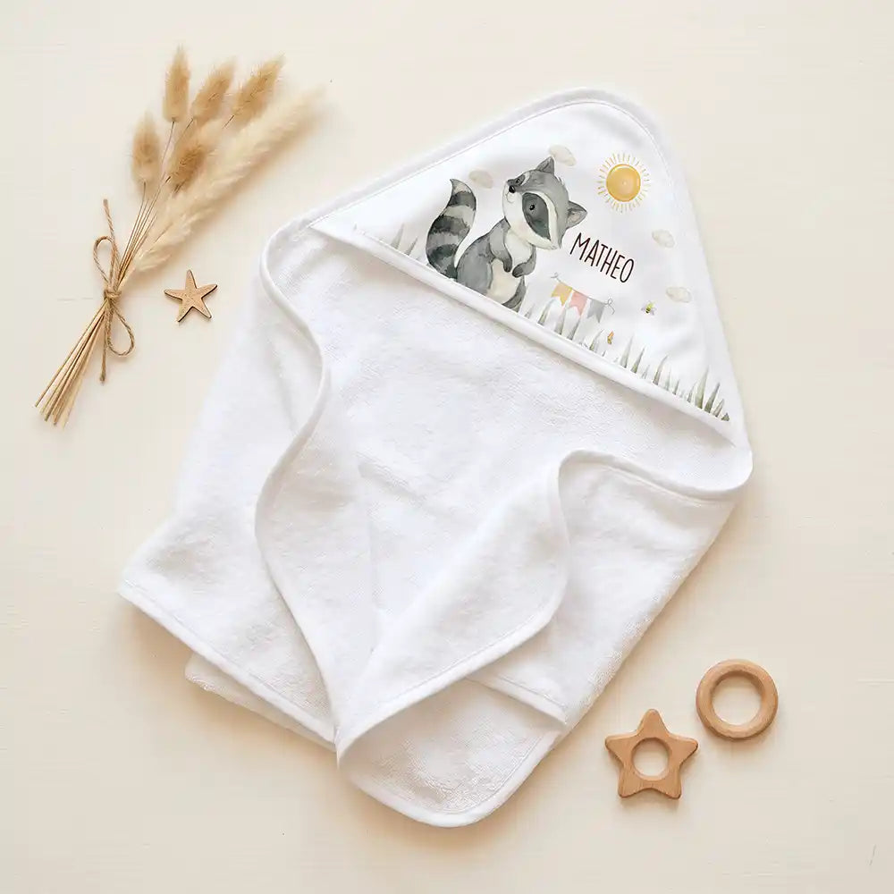 Personalisiertes Kapuzenhandtuch Baby Waschbär Wiese – Set für Zwillinge im Rattan-Look