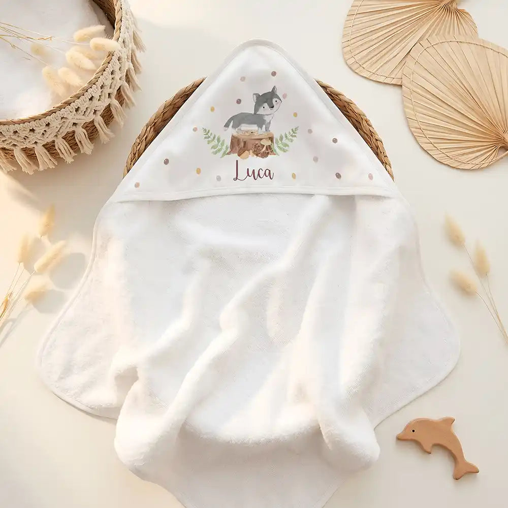Personalisiertes Kapuzenhandtuch Baby Wolf Wald – Doppel-Flatlay mit Eukalyptus
