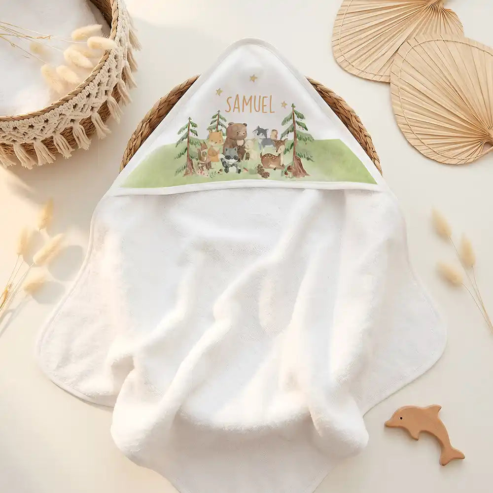 Personalisiertes Kapuzenhandtuch Baby Waldwiese Tiere – Doppel-Flatlay mit Eukalyptus