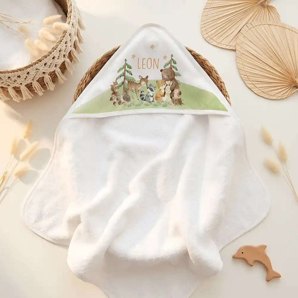 Personalisiertes Kapuzenhandtuch Baby Waldfest – Doppel-Flatlay mit Eukalyptus
