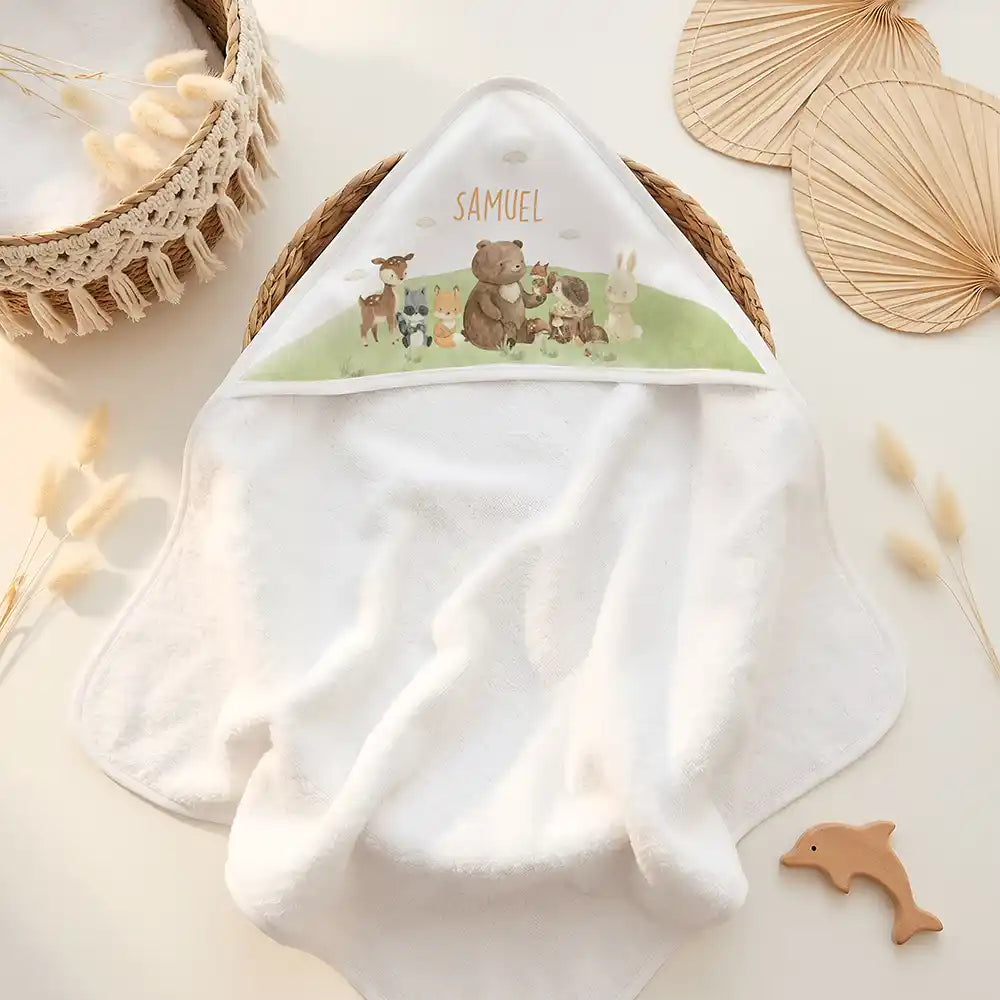 Personalisiertes Kapuzenhandtuch Baby Waldfreunde Hügel – Doppel-Flatlay mit Eukalyptus