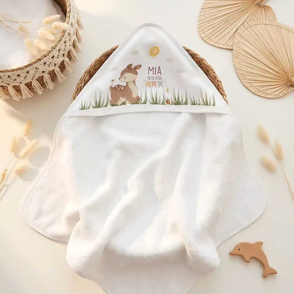 Personalisiertes Kapuzenhandtuch Baby Reh Geburtsdaten – Doppel-Flatlay mit Eukalyptus