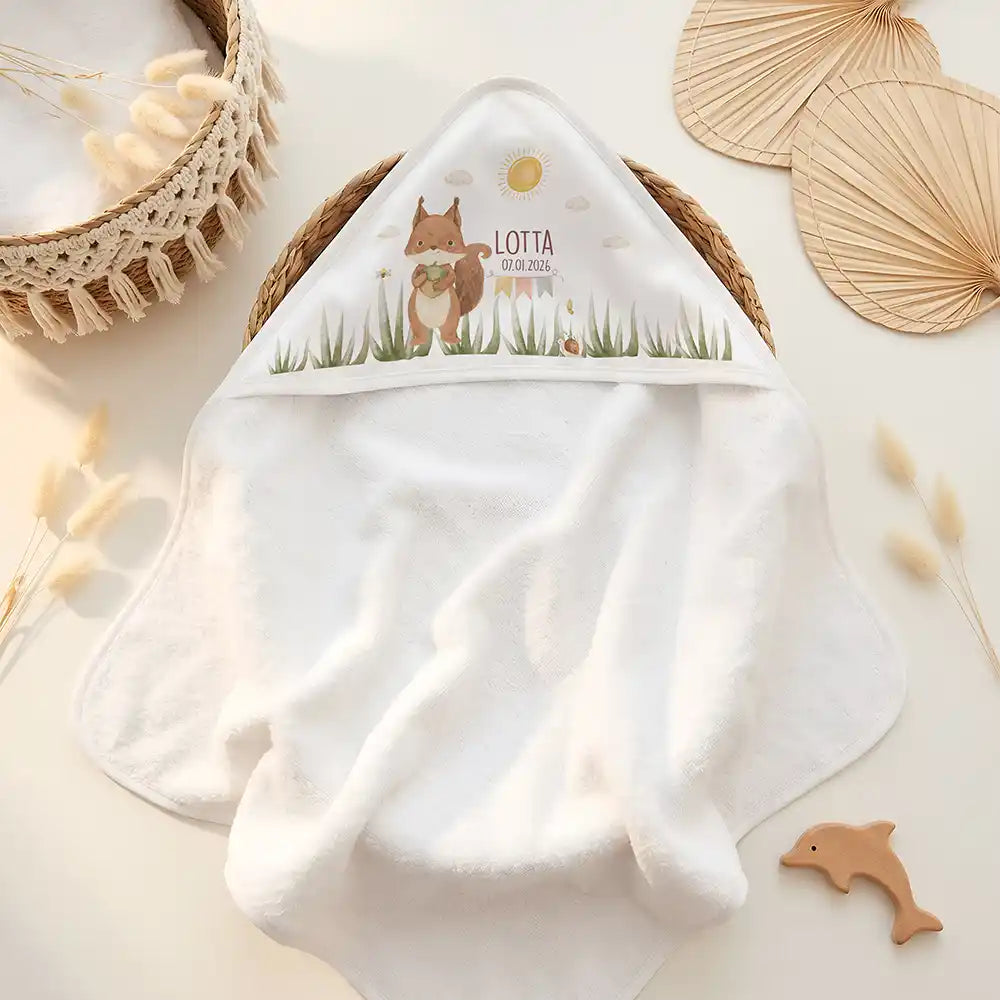 Personalisiertes Kapuzenhandtuch Baby Eichhörnchen Geburt – Doppel-Flatlay mit Eukalyptus