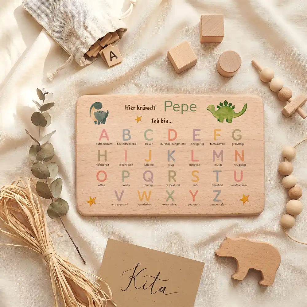 ABC Brettchen Kinder personalisiert Dinosaurier pastell – Kita-Lifestyle mit Bärchen