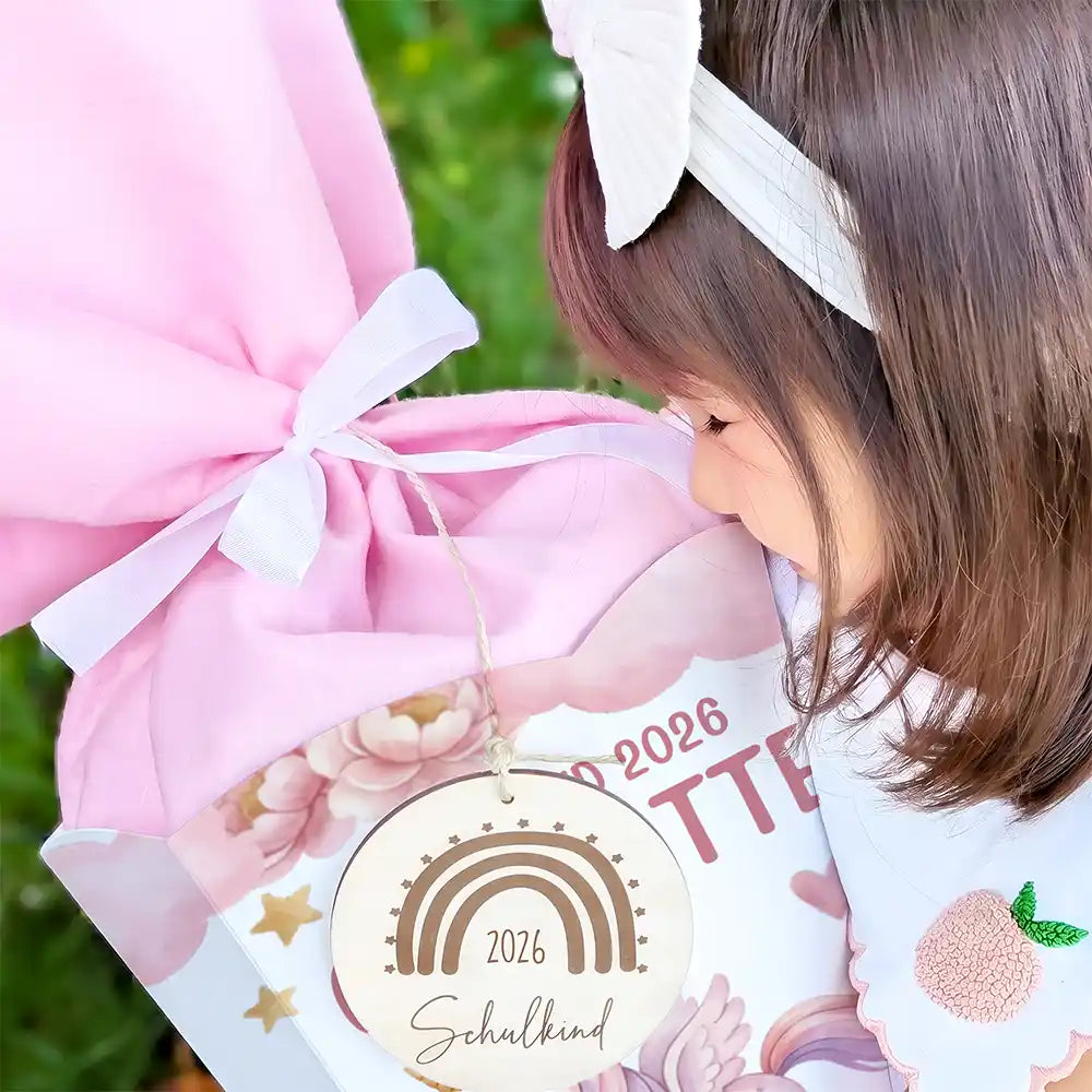 Schultüte personalisiert mit Name Pegasus Einhorn – Schleifen-Detail mit Filz und Holzanhänger