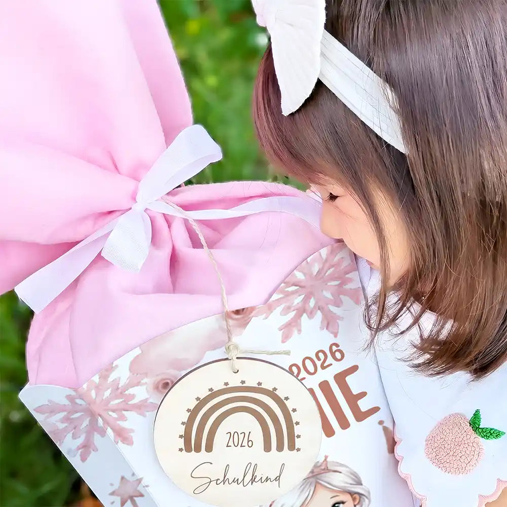 Schultüte personalisiert mit Name Prinzessin Eiswald – Schleifen-Detail mit Filz und Holzanhänger