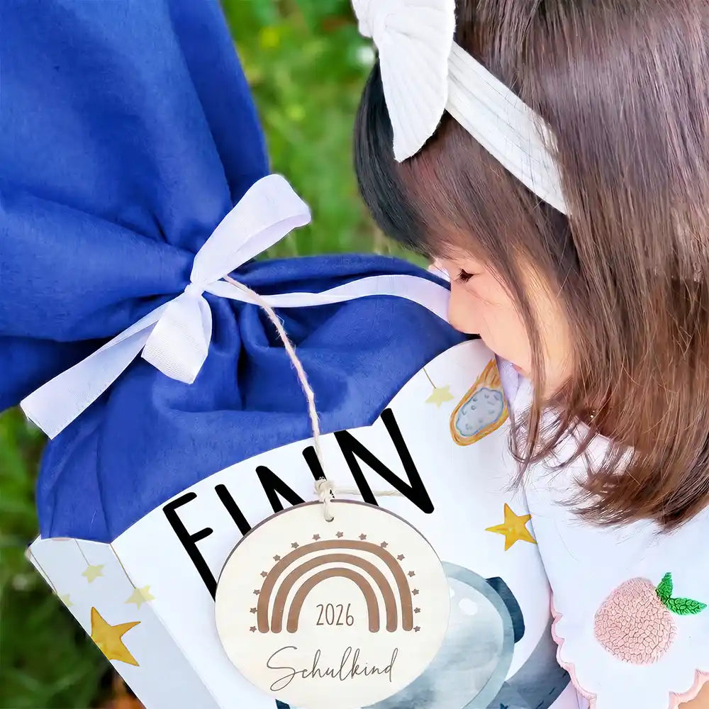 Schultüte personalisiert mit Name Astronaut – Schleifen-Detail mit Filz und Holzanhänger