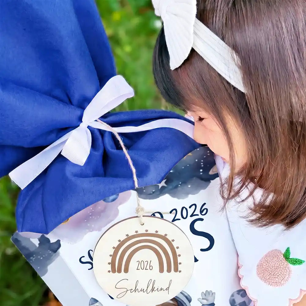 Schultüte personalisiert mit Name Astronaut Weltall – Schleifen-Detail mit Filz und Holzanhänger