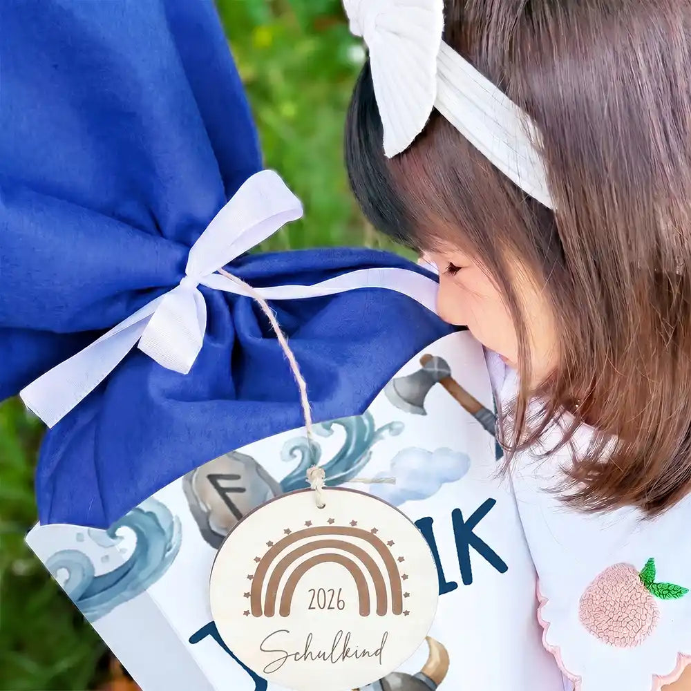 Schultüte personalisiert mit Name Wikinger – Schleifen-Detail mit Filz und Holzanhänger