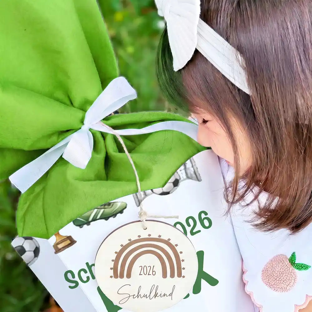 Schultüte personalisiert mit Name Fußballer Aktion – Schleifen-Detail mit Filz und Holzanhänger