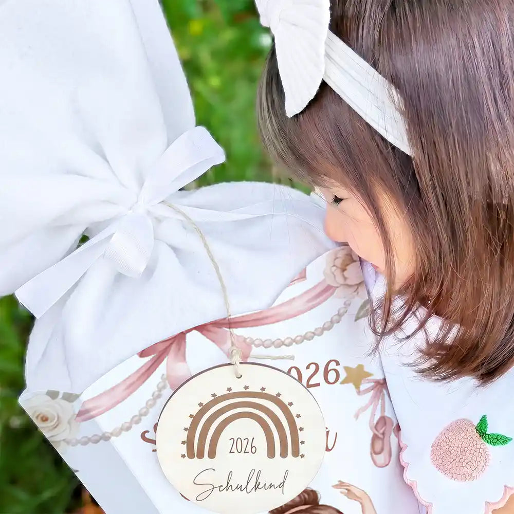 Schultüte personalisiert mit Name Ballerina mit Krone – Schleifen-Detail mit Filz und Holzanhänger
