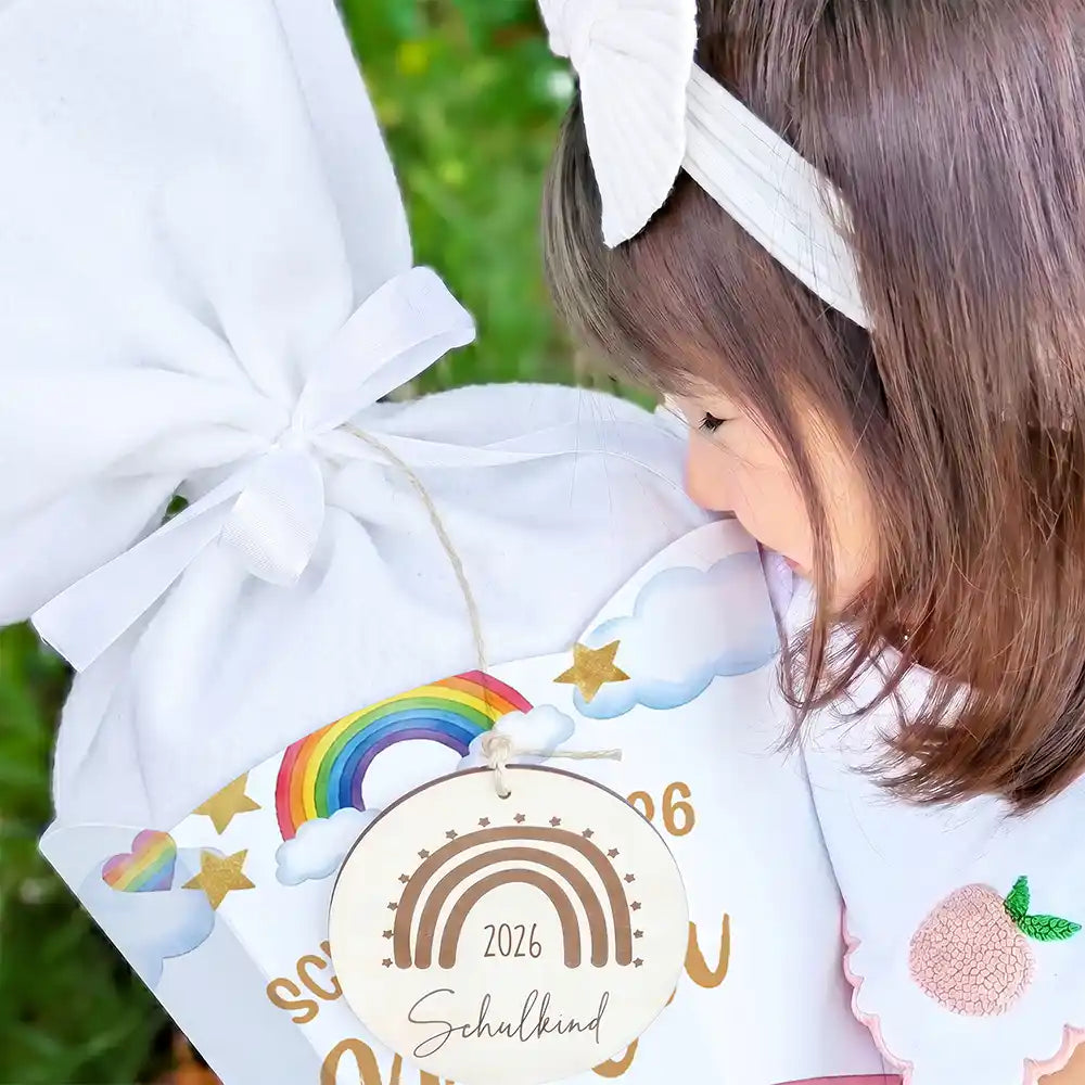 Schultüte personalisiert mit Name Regenbogen Pastell – Schleifen-Detail mit Filz und Holzanhänger