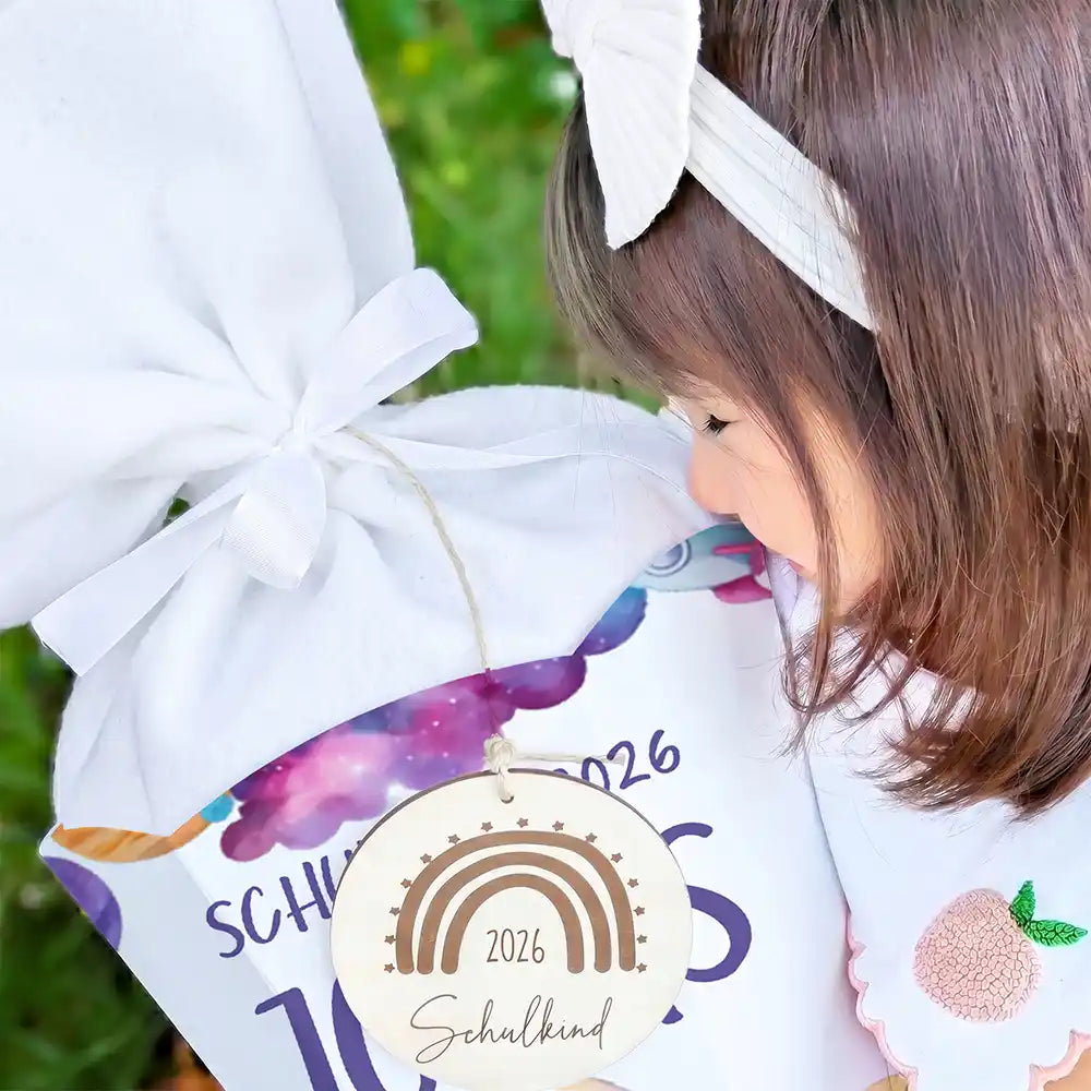 Schultüte personalisiert mit Name Astronaut Galaxie – Schleifen-Detail mit Filz und Holzanhänger