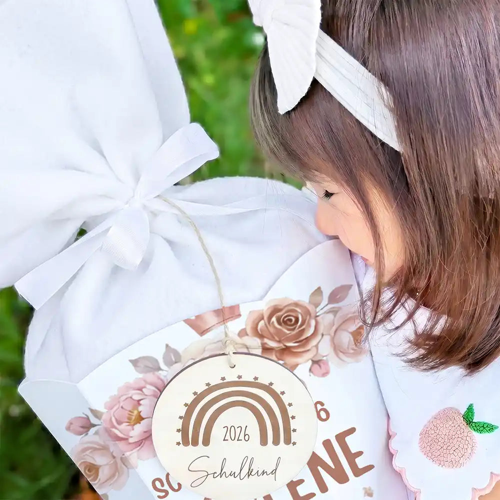 Schultüte personalisiert mit Name Ballerina mit Rosen – Schleifen-Detail mit Filz und Holzanhänger