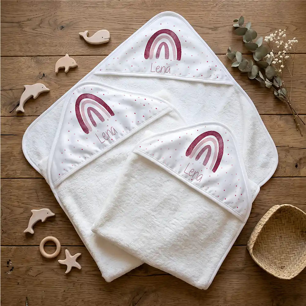 Personalisiertes Kapuzenhandtuch Baby Boho-Regenbogen – Flatlay mit Eukalyptus und Beißring