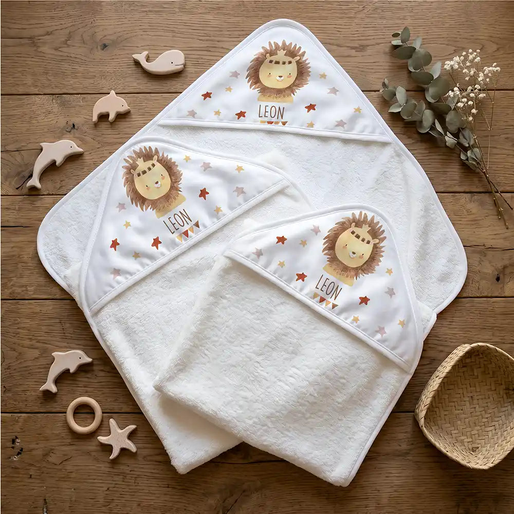 Personalisiertes Kapuzenhandtuch Baby Löwe Krone – Flatlay mit Eukalyptus und Beißring