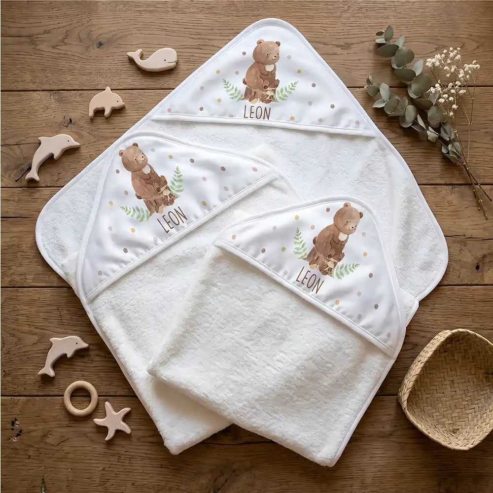 Personalisiertes Kapuzenhandtuch Baby Bär Farn – Flatlay mit Eukalyptus und Beißring