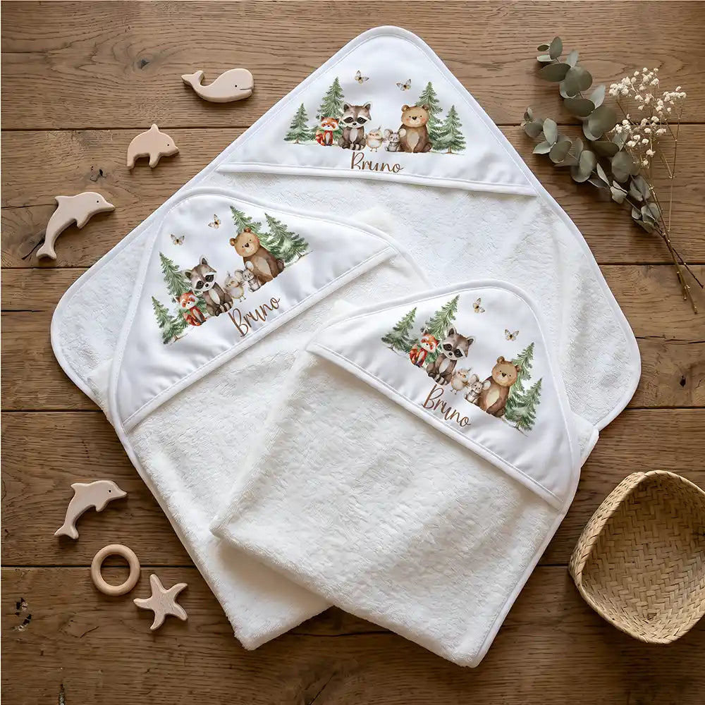 Personalisiertes Kapuzenhandtuch Baby Waldfreunde Bande – Flatlay mit Eukalyptus und Beißring