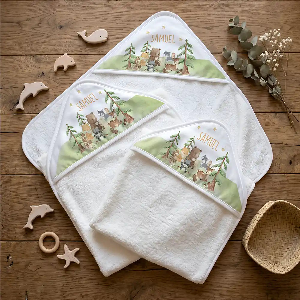Personalisiertes Kapuzenhandtuch Baby Waldwiese Tiere – Flatlay mit Eukalyptus und Beißring