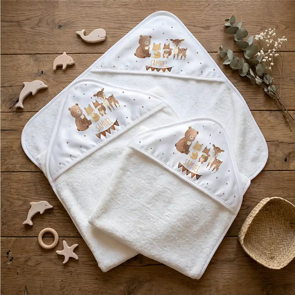 Personalisiertes Kapuzenhandtuch Baby Waldtiere Wimpel – Flatlay mit Eukalyptus und Beißring