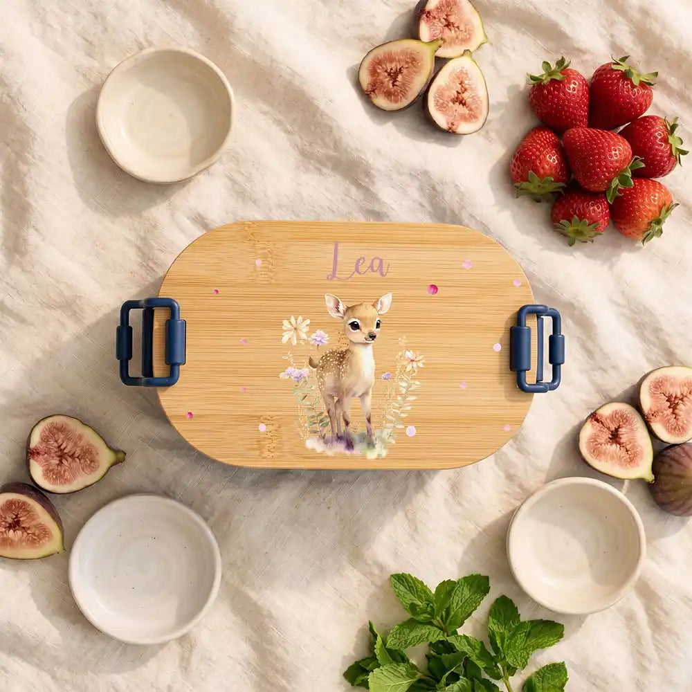 Brotdose Kinder personalisiert Rehkitz mit Blumen, Hauptbild navy in der Kita mit Wunschname