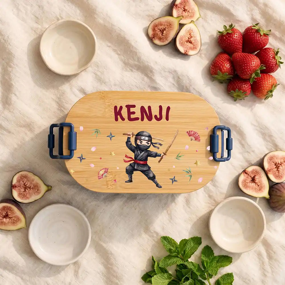 Brotdose Kinder personalisiert Ninja, Hauptbild navy in der Kita mit Wunschname