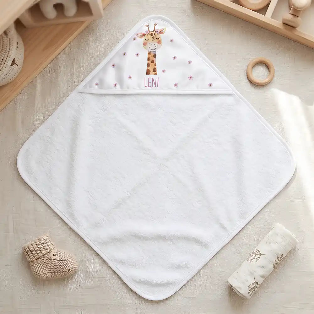 Personalisiertes Kapuzenhandtuch Baby Giraffe Blüten – Freisteller 80×80 cm Topdown