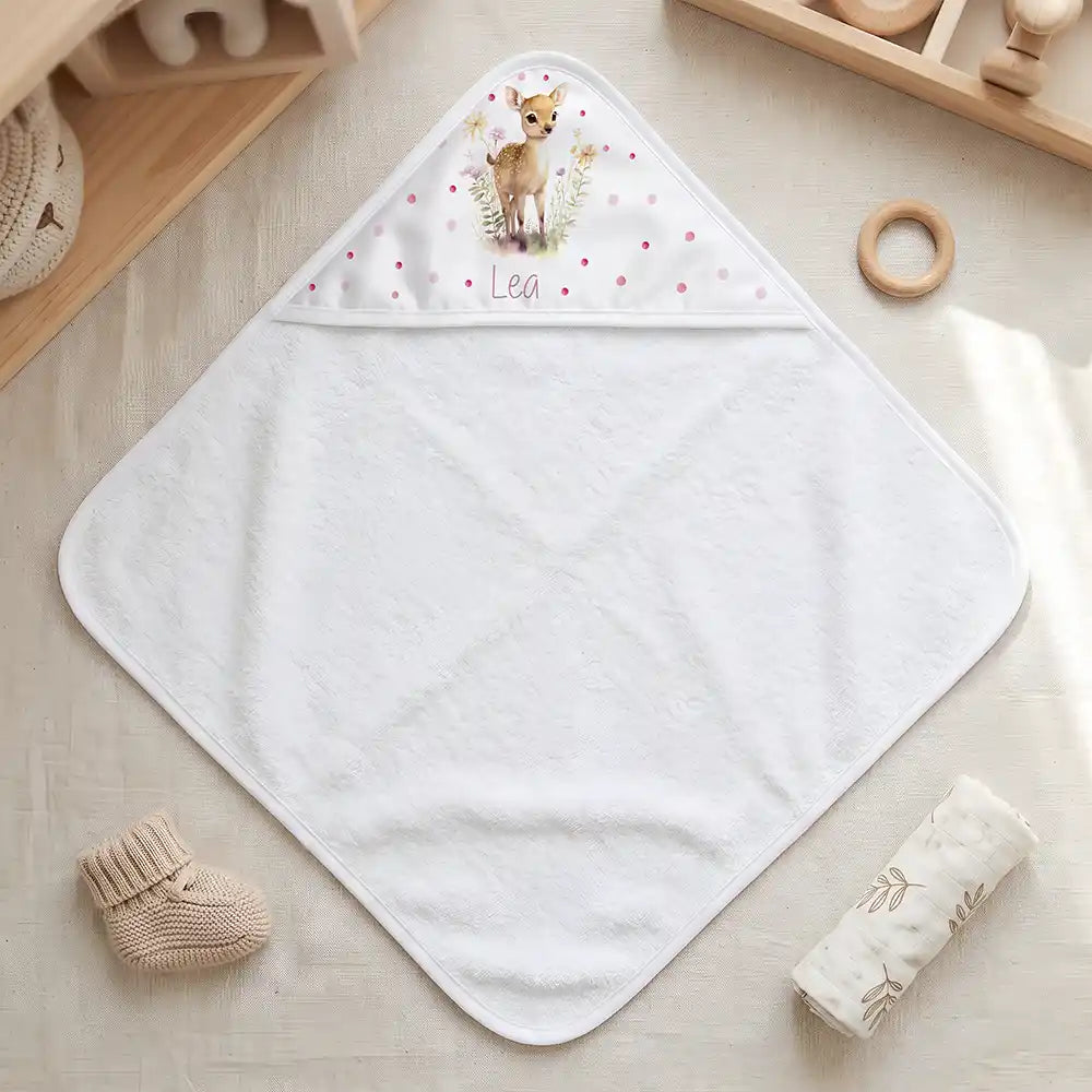 Personalisiertes Kapuzenhandtuch Baby Reh Wiese – Freisteller 80×80 cm Topdown