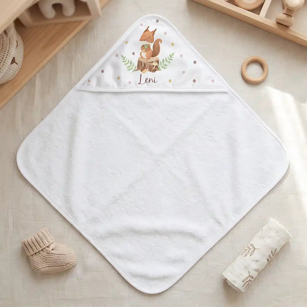 Personalisiertes Kapuzenhandtuch Baby Eichhörnchen Eichel – Freisteller 80×80 cm Topdown