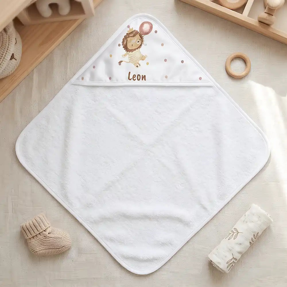 Personalisiertes Kapuzenhandtuch Baby Löwe Geburtstag – Freisteller 80×80 cm Topdown