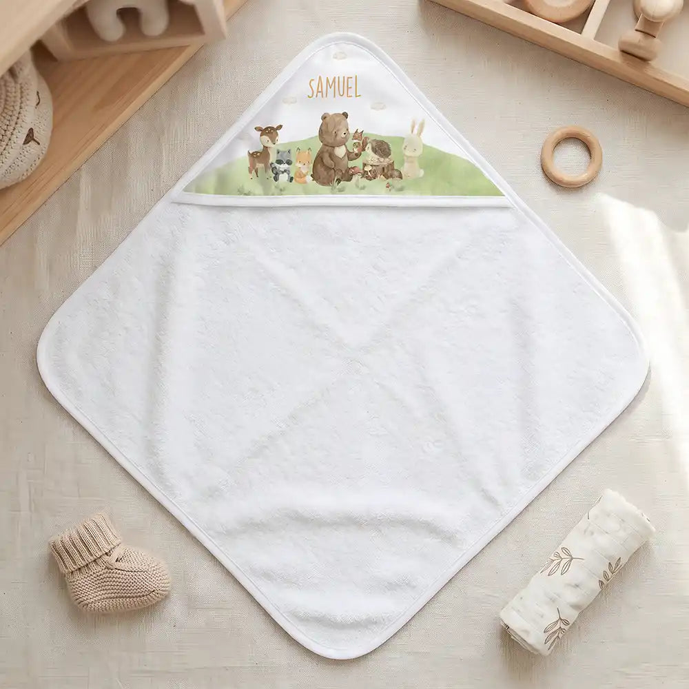 Personalisiertes Kapuzenhandtuch Baby Waldfreunde Hügel – Freisteller 80×80 cm Topdown