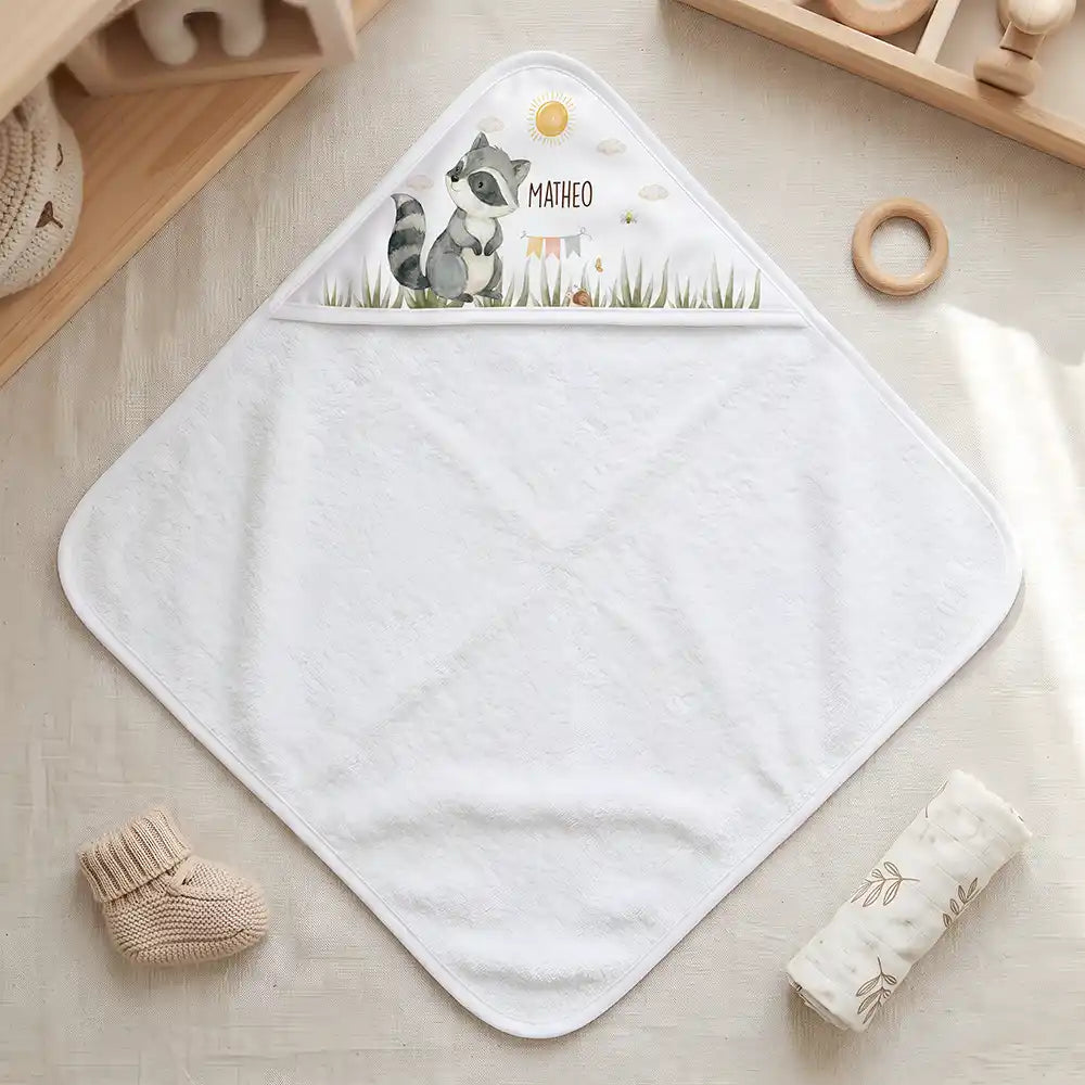 Personalisiertes Kapuzenhandtuch Baby Waschbär Wiese – Freisteller 80×80 cm Topdown