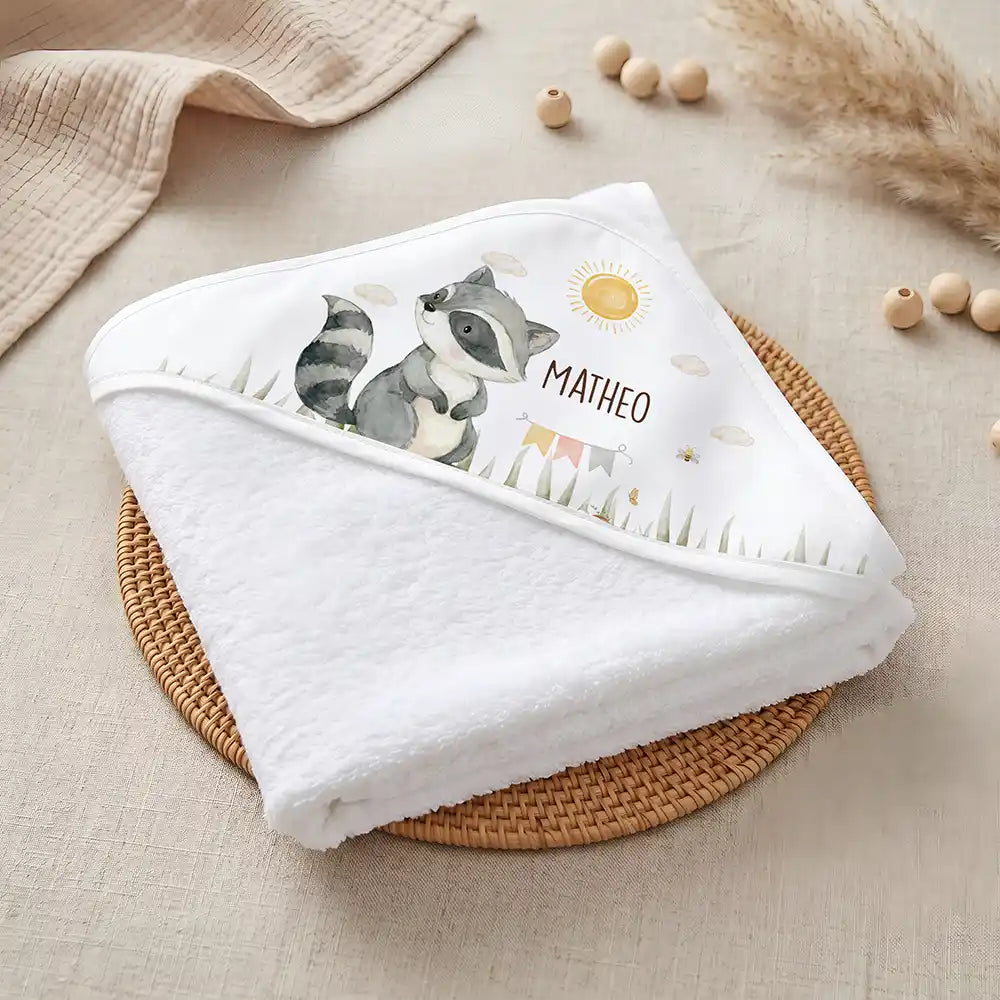 Kidsmood Familienbetrieb Hamburg – Personalisiertes Kapuzenhandtuch Baby Waschbär Wiese