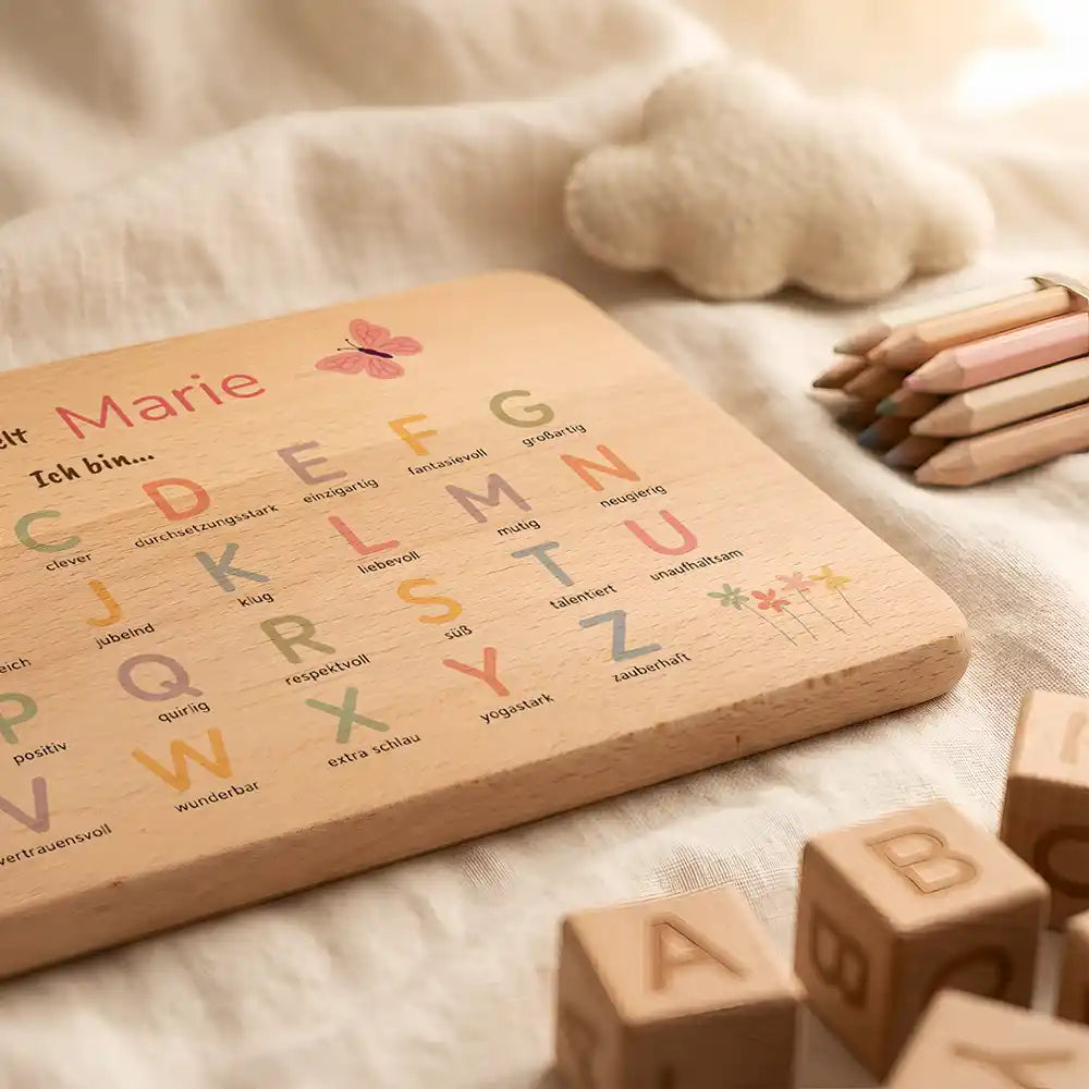 ABC Brettchen Kinder personalisiert Schmetterling pastell – Buchstaben-Würfel Nahaufnahme