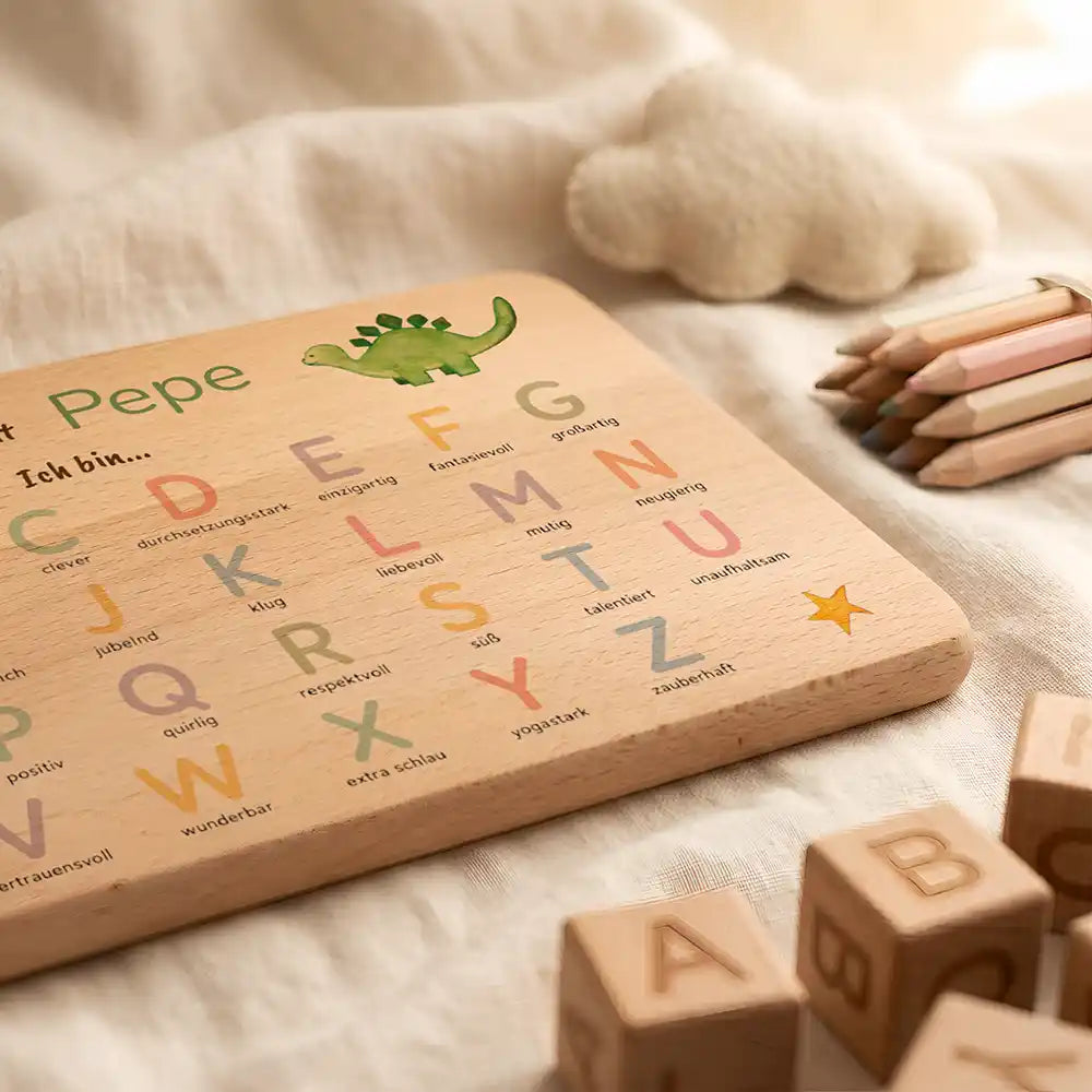 ABC Brettchen Kinder personalisiert Dinosaurier pastell – Buchstaben-Würfel Nahaufnahme