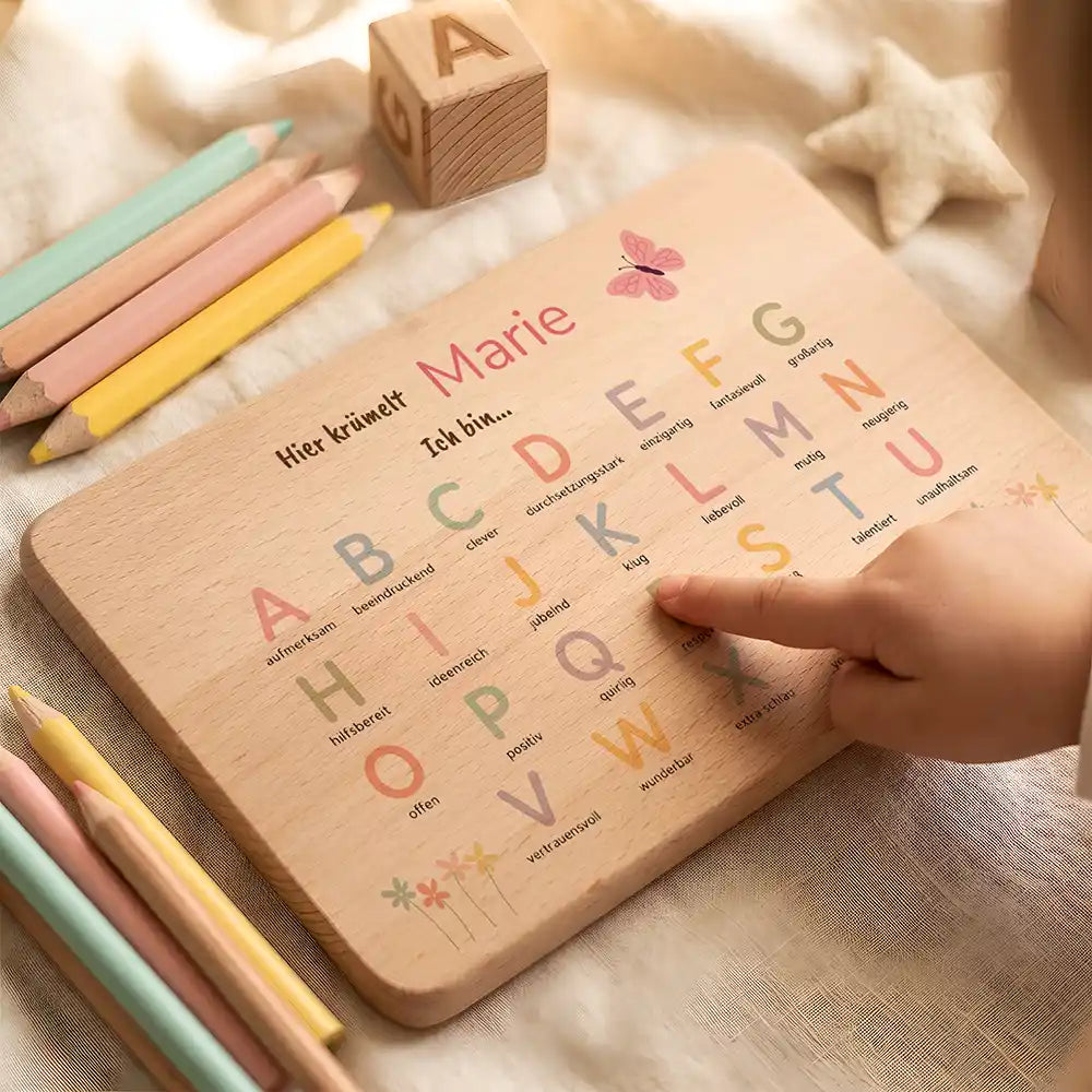 ABC Brettchen Kinder personalisiert Schmetterling pastell – Lifestyle in der Kinderhand
